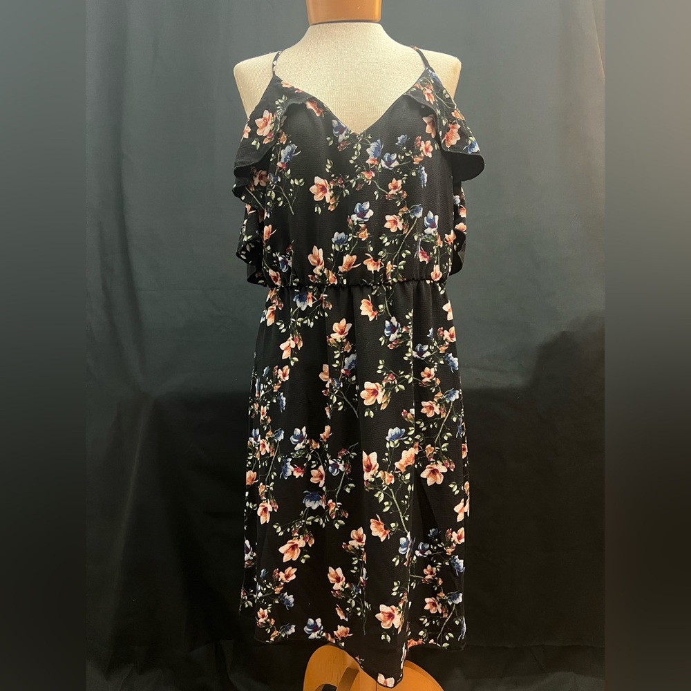 EUC - black floral shift dress with cold shoulder cap sleeve - size XLarge